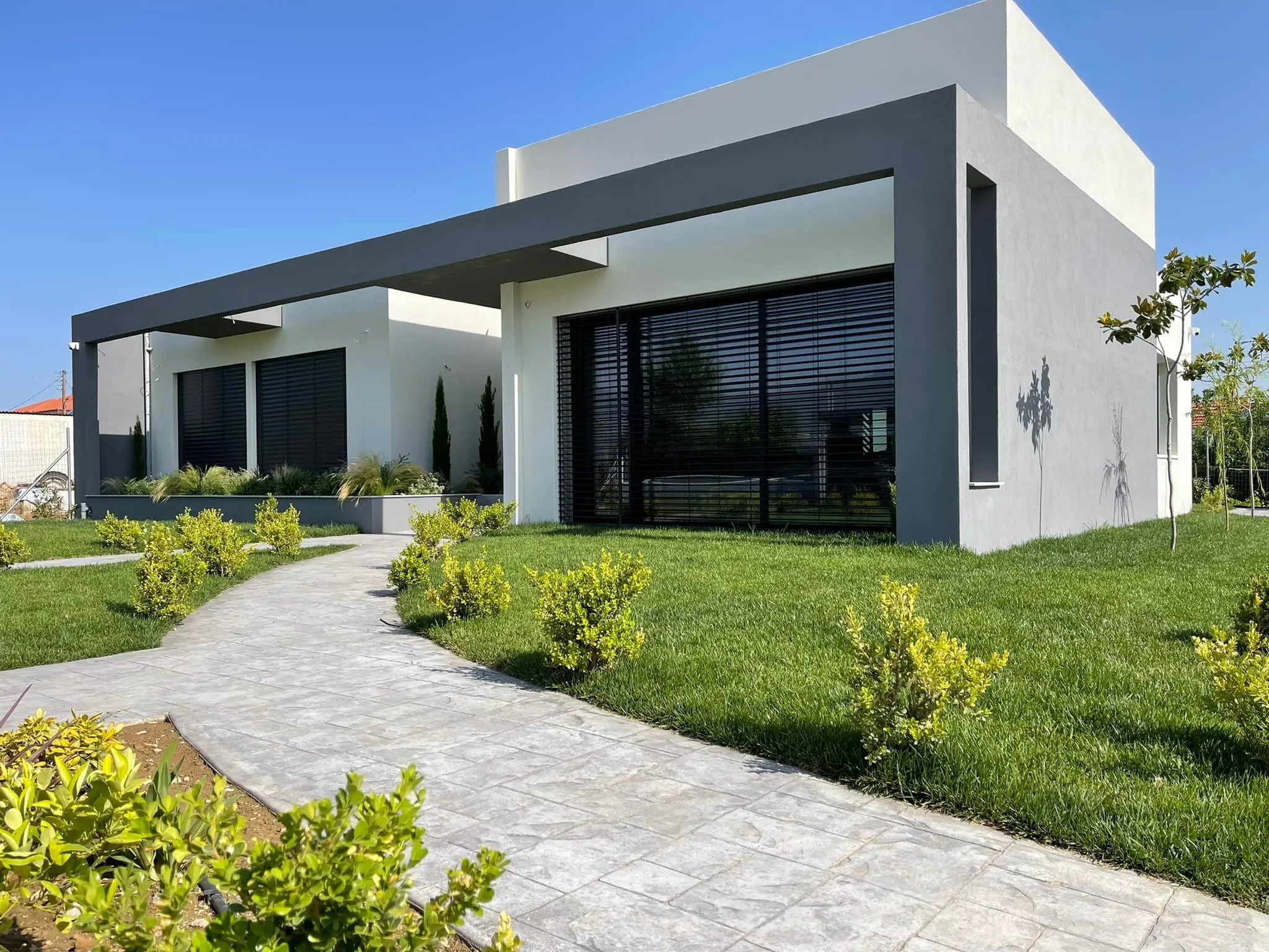 Modern residential building in Efxinoupoli designed and constructed by XG Group of Engineers